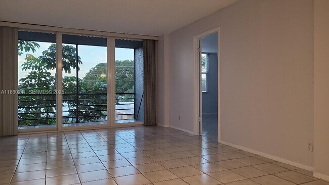 Foto del edificio - 120 Royal Pk Dr