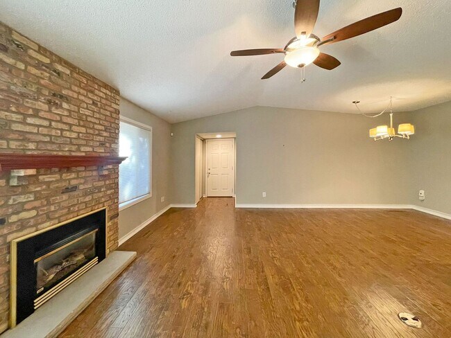 Building Photo - Luxury One-Level End-Unit Townhome, Vaulte...