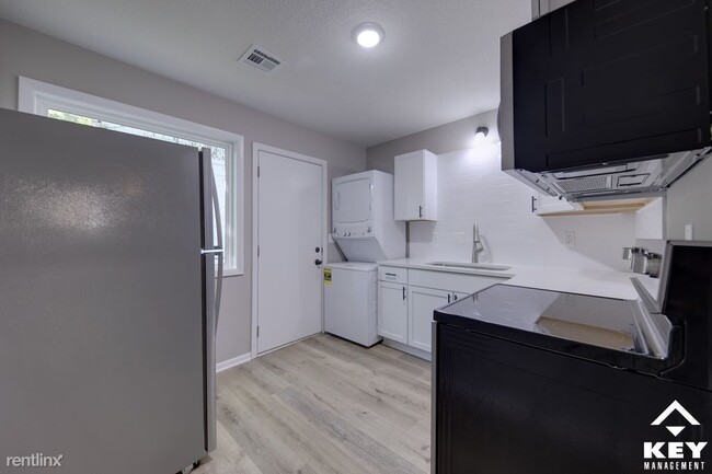 Building Photo - 2 br, 1 bath Townhome - 850 N Belmont Ave