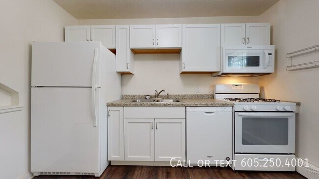 Building Photo - Spacious 2 Bed 1 Bath Apartment Near Downt...