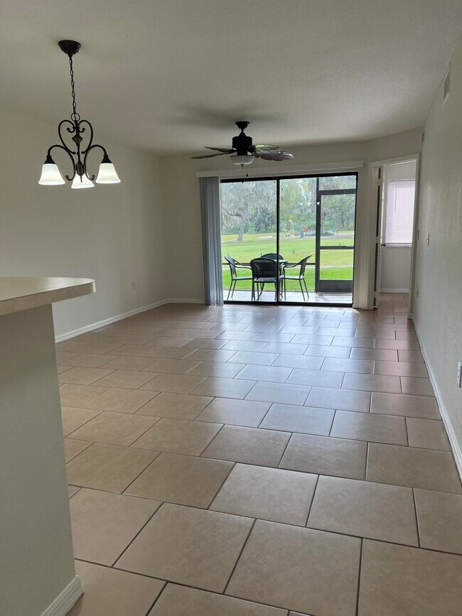 Building Photo - 1233 Country Club Dr