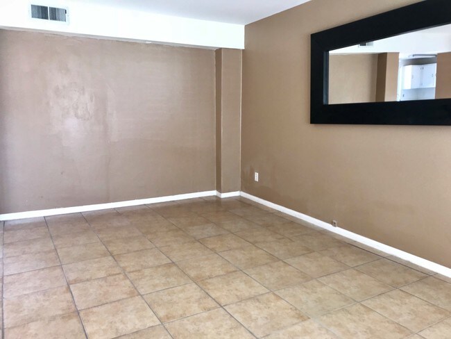 Building Photo - 12430 Edgecliff Ave