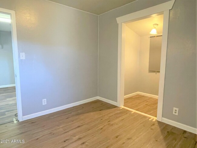 Foto del edificio - 9028 N 11th St