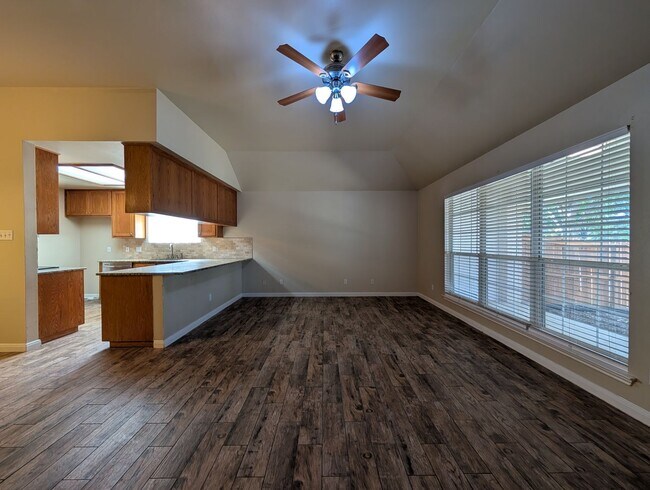 Building Photo - Live Close to Kraft Park /  Lots of Storag...