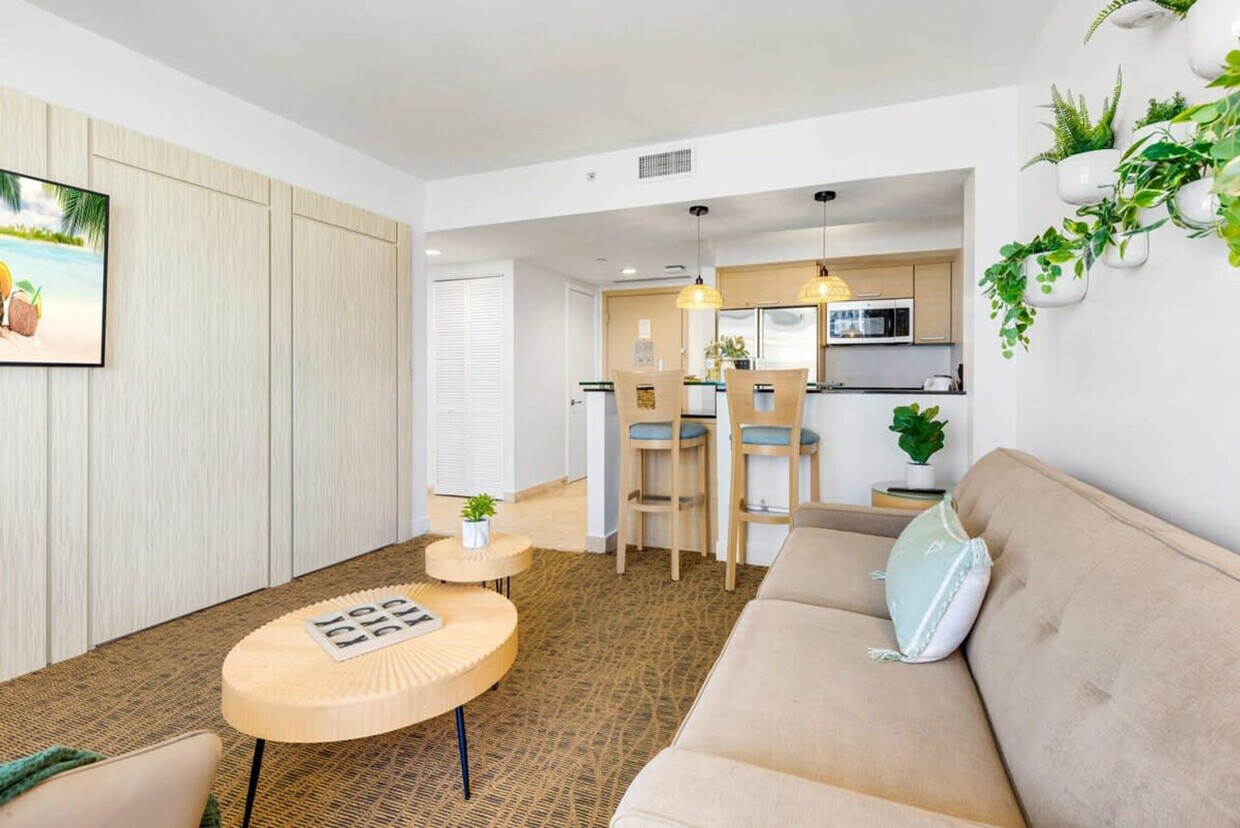 Foto principal - 18683 Collins Ave