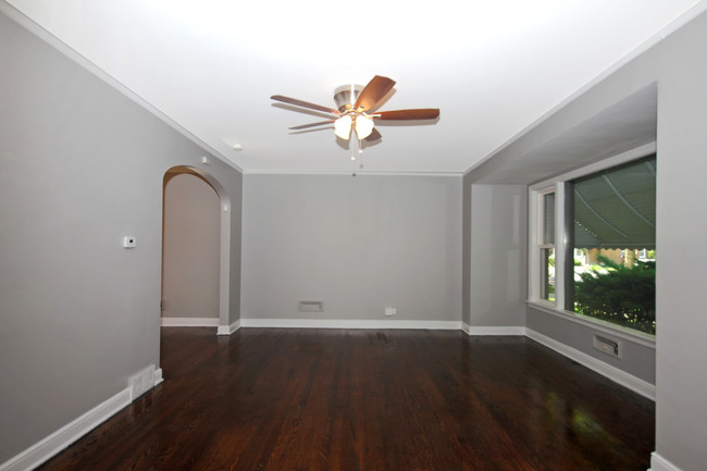 Building Photo - 10549 S Vernon Ave