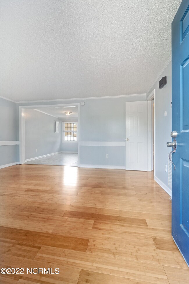 Building Photo - 306 River Walk Dr