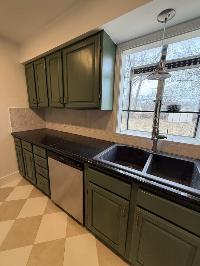 Building Photo - 7206 Reeds Rd