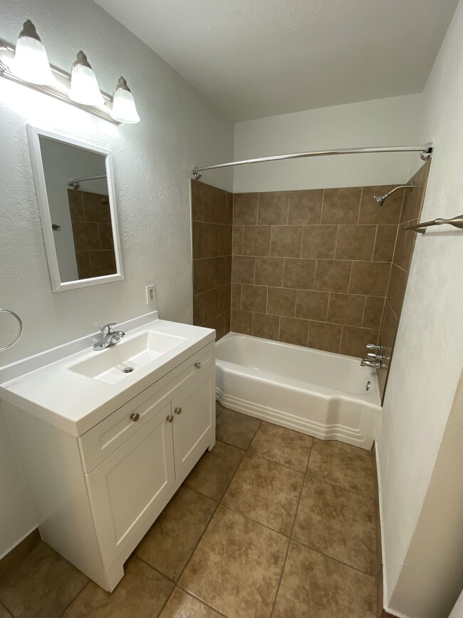 Baño - 3355 E Terrace Ave