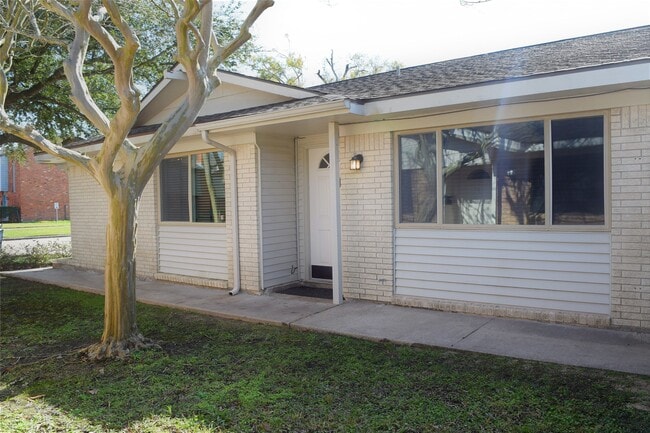 Foto del edificio - 1505 Silverpines Rd