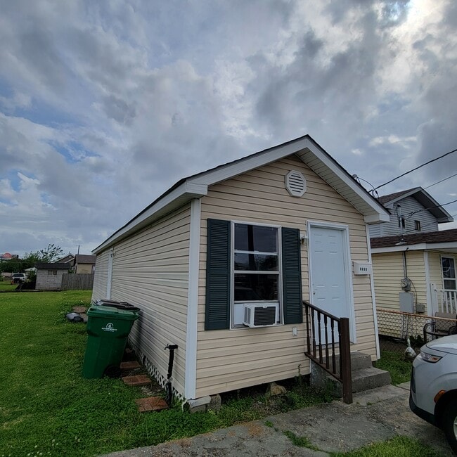 Building Photo - 1308 Cook St
