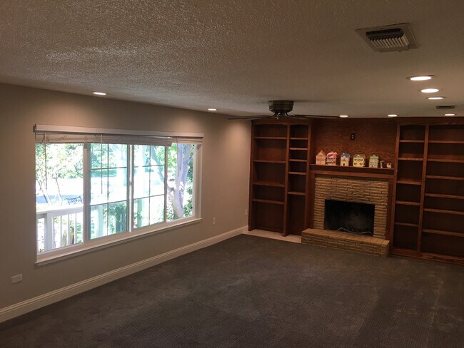 Sala de estar - 7677 Sycamore Dr