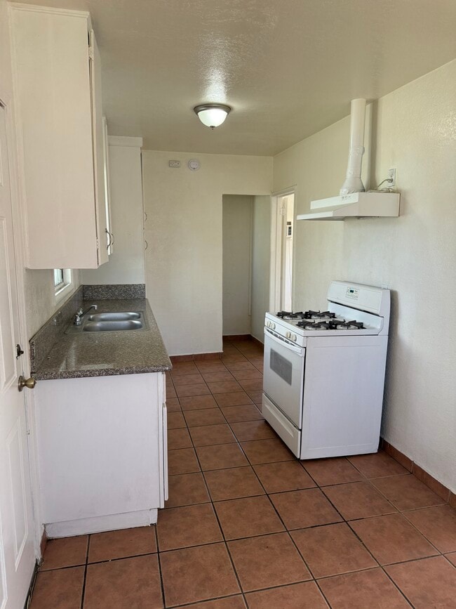 Building Photo - 4044 Mennes Ave