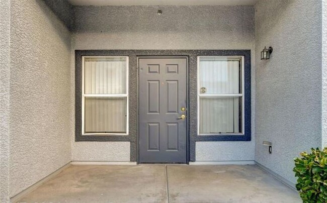 Foto del edificio - BEAUTIFUL 2 BED 2 BATH CONDO LOCATED ACROS...