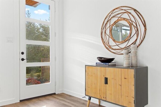 Foto del edificio - Upgraded Mira Lagos townhome with EV Charger and 2 car garage