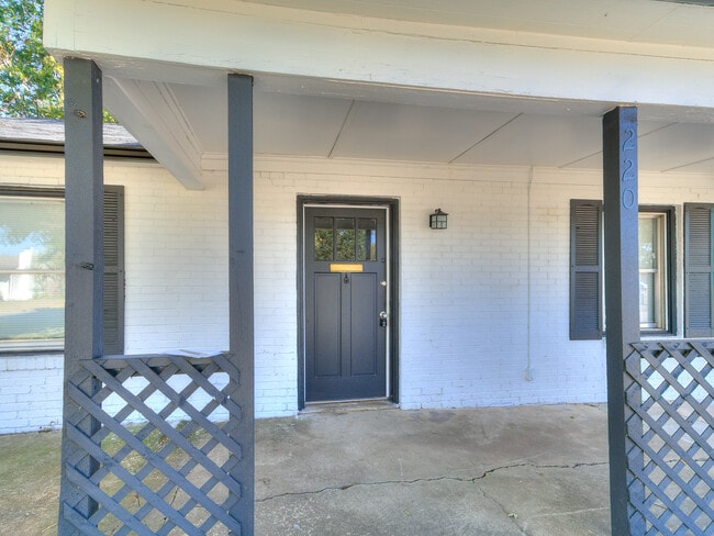 Photo - 220 E Jacobs Dr House