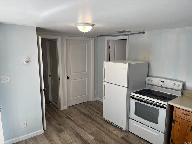 Building Photo - 124 Ketay Dr S