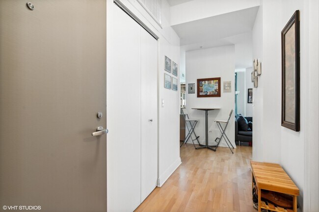 Foto del edificio - 565 W Quincy St