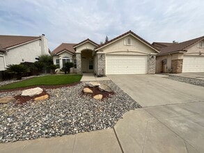 Building Photo - 2820 E Eclipse Ave