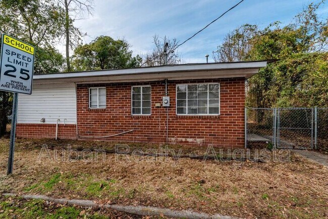 Building Photo - 935 Murphy St