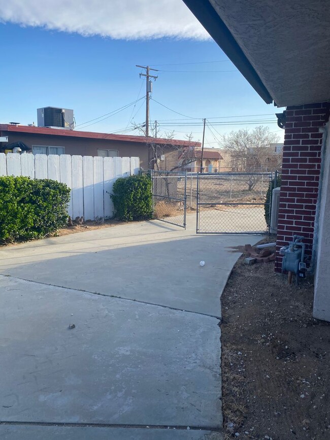 Building Photo - ADORABLE 1 BEDROOM 1 BATH IN HESPERIA