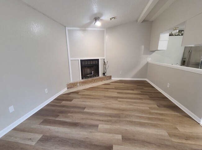 Building Photo - 3 Bed / 2 Bath Home