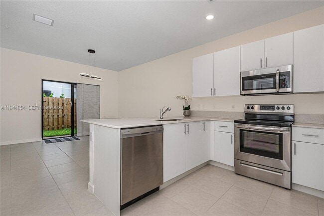 Building Photo - 261 SW 159th Ct