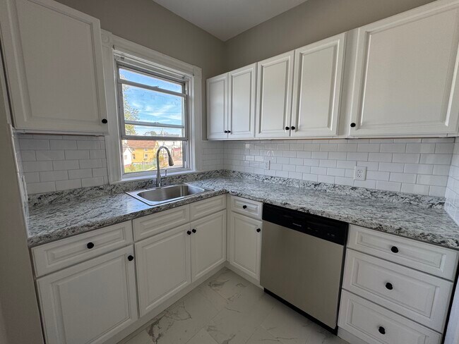 Kitchen - 905 Roosevelt Ave