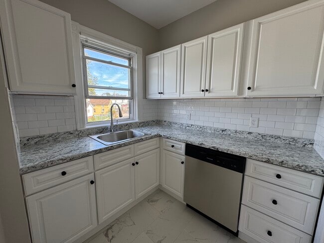 Kitchen - 905 Roosevelt Ave