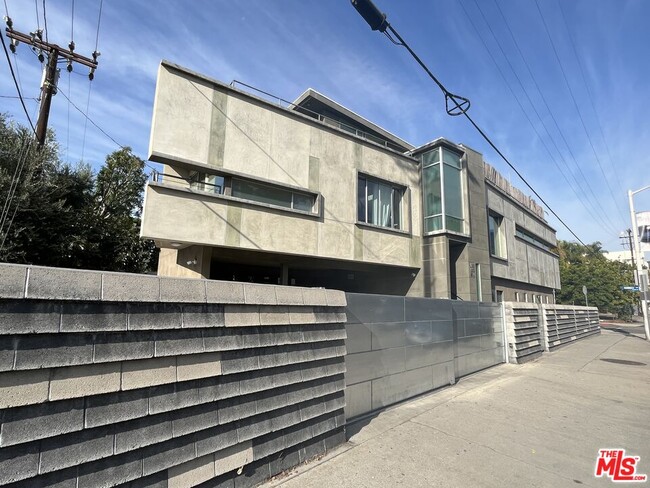 Building Photo - 511 N San Vicente Blvd