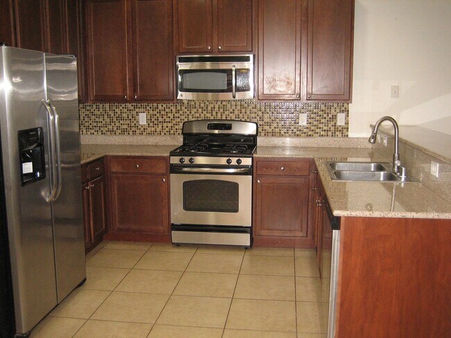 Foto del edificio - TWO STORY HOME, 3 BEDROOMS, 2.5 BATHS, 2 C...