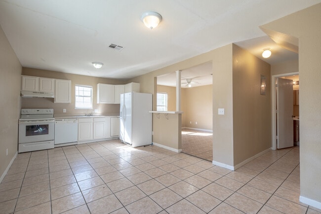 Building Photo - 7561 Windsor Oaks