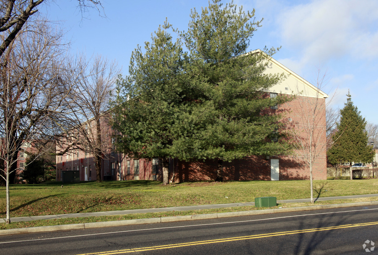 Building Photo - Capitol Commons