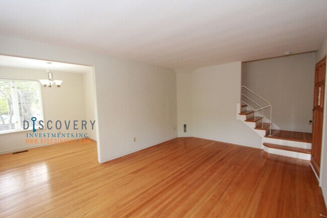 Building Photo - Desirable Elmwood Split Level Townhouse