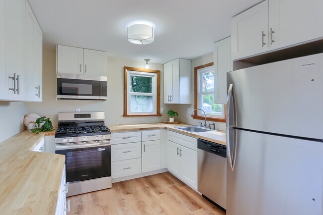 Foto del edificio - 1311 Midland Beaver Rd