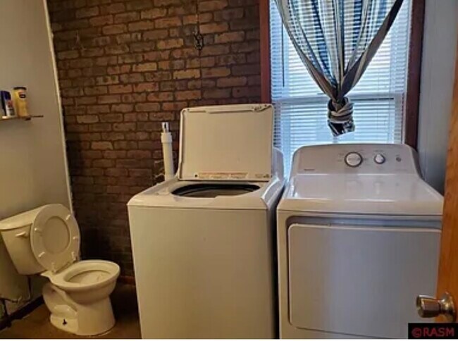 Foto del edificio - 921 N Riverfront Dr