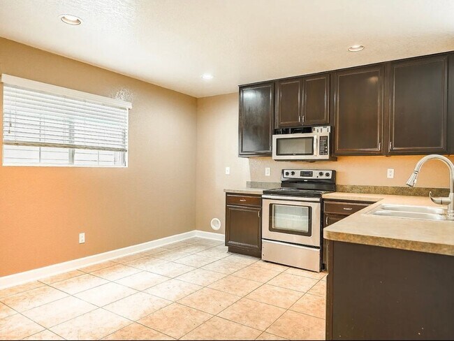 Building Photo - Beautiful 3 Bedroom 2.5 bath Two-Story Hom...