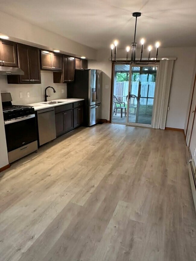 Foto del edificio - 580 Sand Ridge Rd