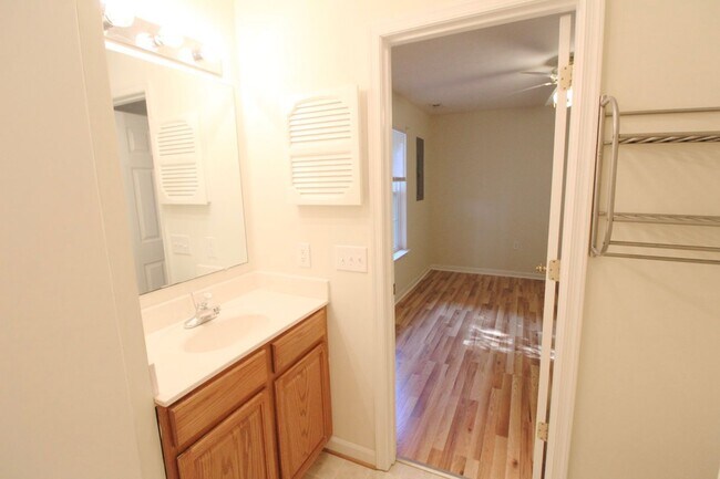 Foto del edificio - 351 Emerson Ln