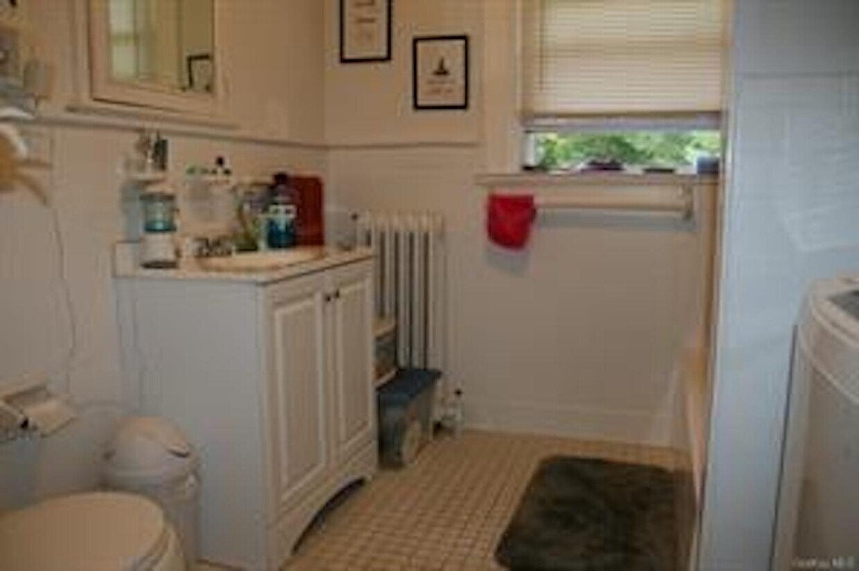 Full bath with bathtub and in-unit laundry - 19 N Regent St