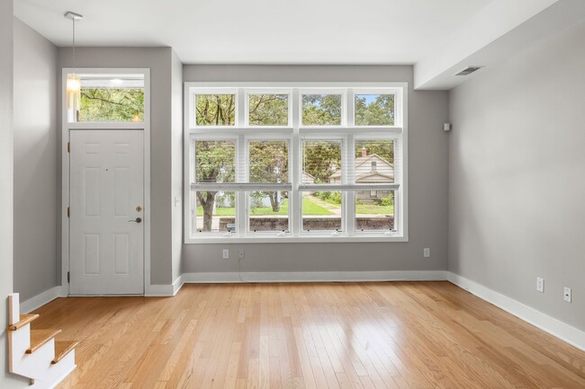 Building Photo - RARE 2 Bed, 2 1/2 Bath Townhome with Garage!