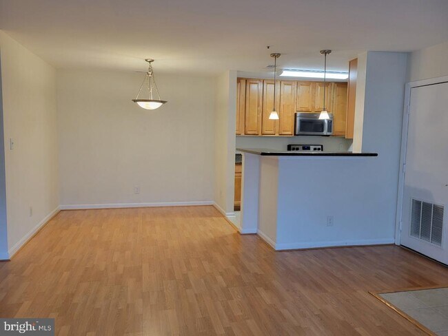 Foto del edificio - 3178 Summit Square Dr