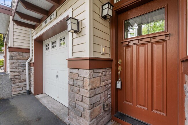 Building Photo - Spacious 3-Level Townhome for Rent in Prime Location