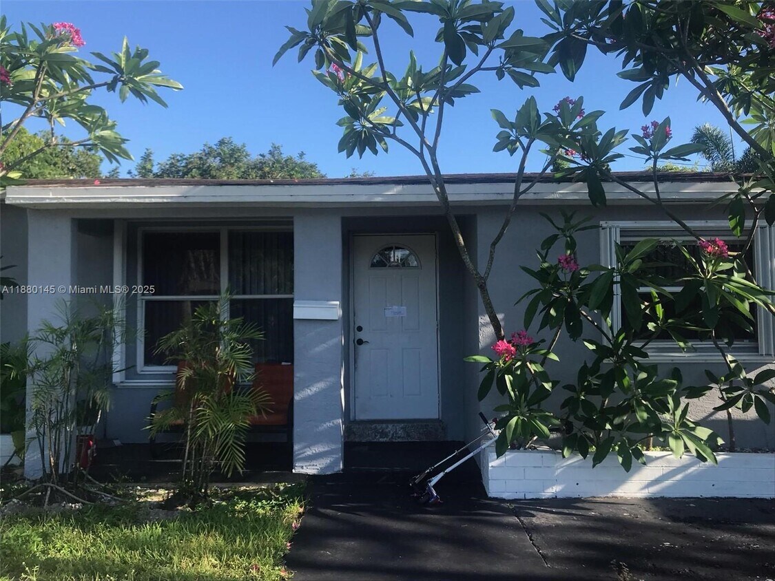 Foto principal - 2830 Monroe St