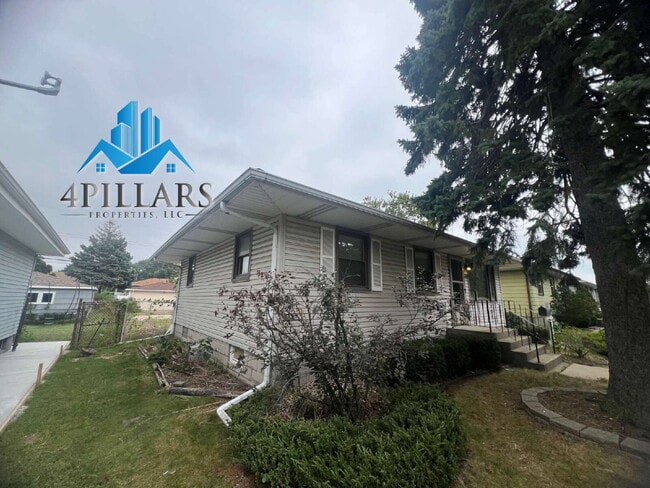 Building Photo - "Charming 3-Bedroom Haven with Finished Basement & Gleaming Hardwood Floors in Hammond!"