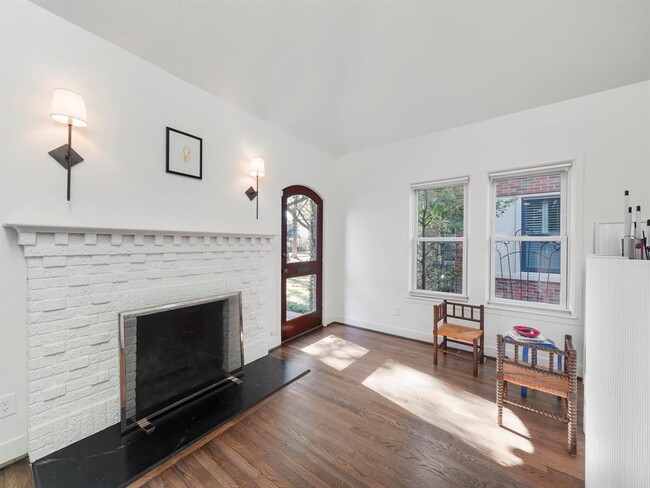 Building Photo - 2240 Wroxton Rd