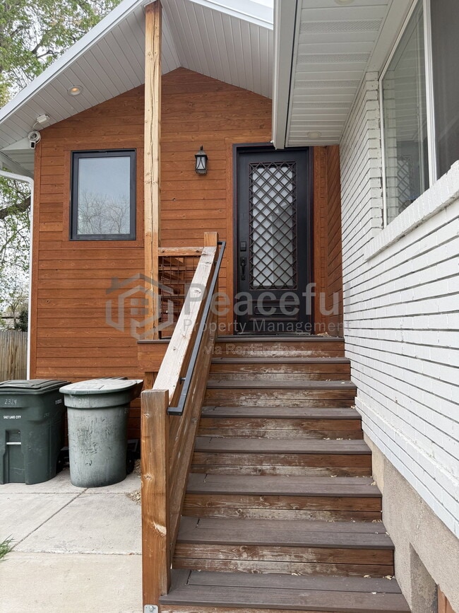 Photo - 2324 S Green St Apartment