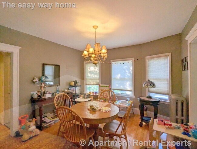 Building Photo - Tufts 2 Bed with Dishwasher, Parking