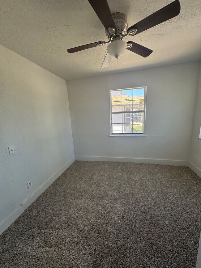Foto del edificio - 3bedroom 1bathroom electric and water PAID...