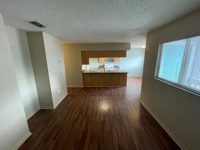 Building Photo - 2/1 Apartment